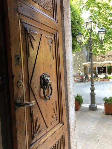 a wooden door with a cat on top of it at B&B Dimor'à in Pitigliano