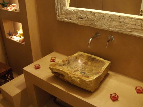 a bathroom with a large rock sink on a counter at Villa Giannopoulos in Áyios Ioánnis
