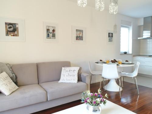 un soggiorno con divano e tavolo di Cornial a Pola (Pula)