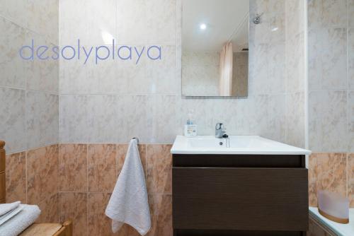 Ένα μπάνιο στο desolyplaya Playamar I