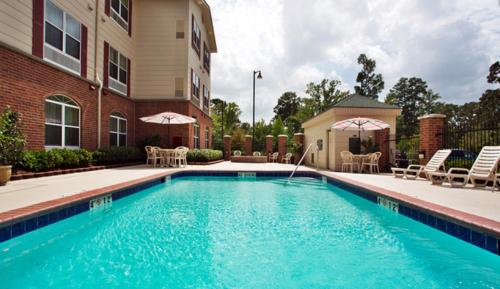 Bazén v ubytování Country Inn & Suites by Radisson, Pineville, LA nebo v jeho okolí