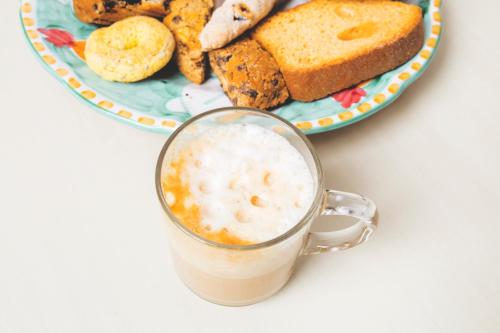 een glas koffie naast een bord brood bij BIO & B - ITALYKE in Viterbo