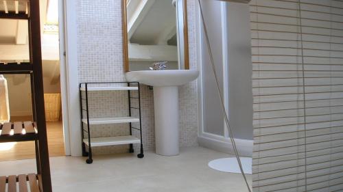 オンダリビアにあるApartamento Fuenterrabiaのバスルーム(洗面台、鏡付)