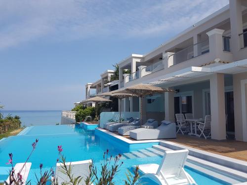 Πισίνα στο ή κοντά στο Paralia Luxury Suites