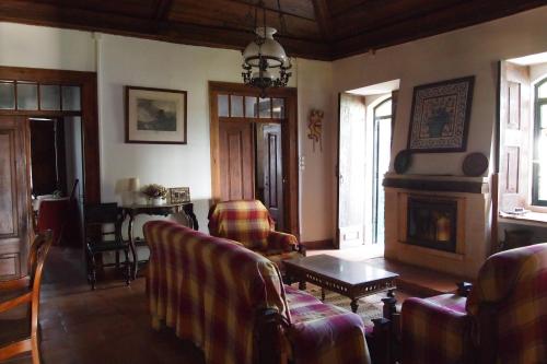 sala de estar con sofá y chimenea en Casa da Quinta do Outeiro, en Reveles