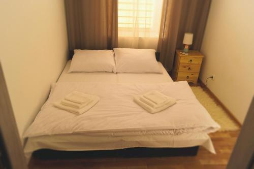 イェレニャ・グラにあるApartament Cieplickiのベッドルーム1室(白い枕2つ付きのベッド1台付)