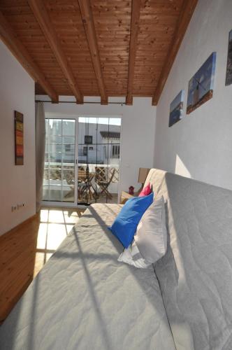 a bedroom with a bed with blue and white pillows at Casa Azul in Barão de São João