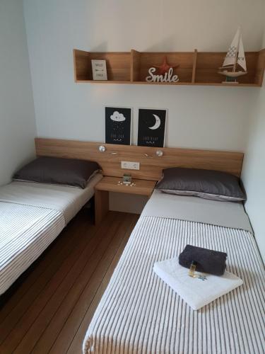 Postel nebo postele na pokoji v ubytování Mobile Home Starfish I Camp Biograd