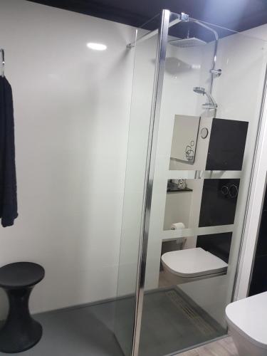 ein Badezimmer mit Glasdusche und Toilette in der Unterkunft Apartamento espectacular in Guardamar del Segura