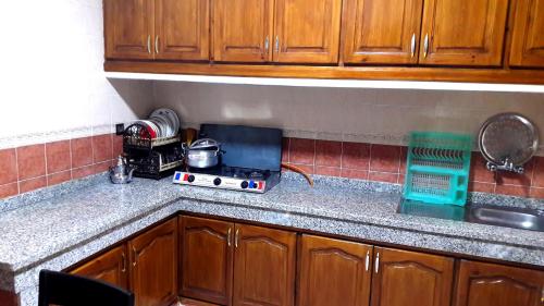 Una cocina o zona de cocina en Joudia