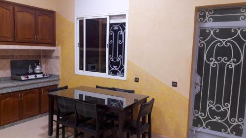 Una cocina o zona de cocina en Joudia