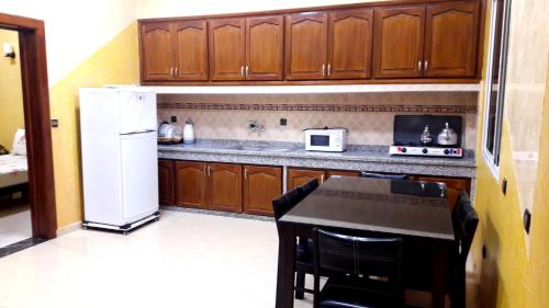 Una cocina o zona de cocina en Joudia