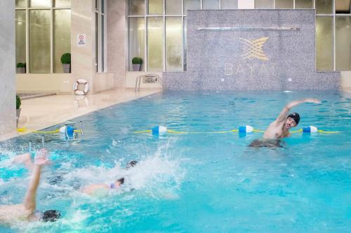 المسبح في Bayat Hotel أو بالجوار