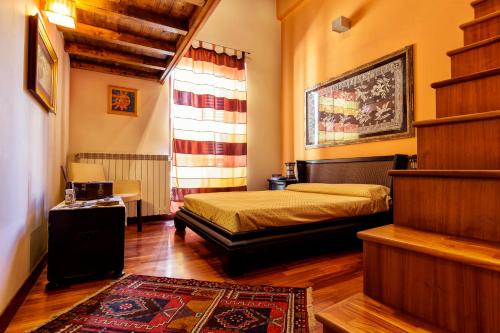 una camera da letto con un letto e una bandiera appesa al muro di Vista Cattedrale a Palermo