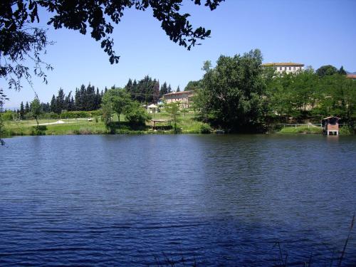 a view of a lake with houses in the background at Relais Del Lago in Capannori