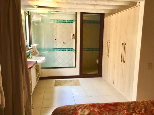 une salle de bain avec douche et lavabo dans l'établissement Vilarejo Do Farol, Praia do Forte, à Praia do Forte