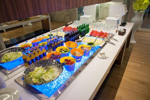 een buffet met drankjes en eten op een tafel bij Six Star Motel-Taoyuan in Taoyuan