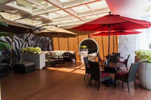 a living room with a table and red umbrellas at Six Star Motel-Taoyuan in Taoyuan