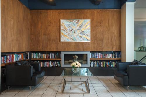 a living room with two couches and a table at Kiwi International Hotel in Auckland