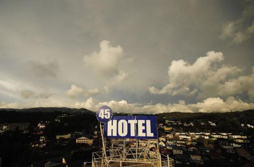 Nespecifikovaný výhled na hory nebo výhled na hory při pohledu z hotelu