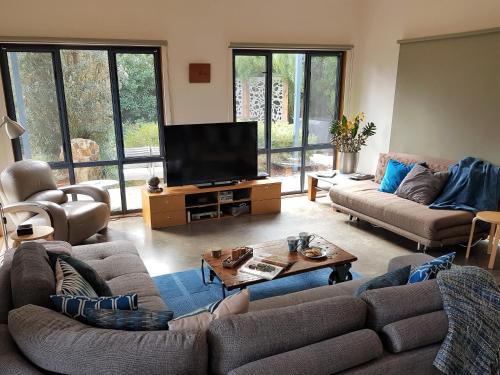 Χώρος καθιστικού στο Bay Breeze Beach Holiday Home