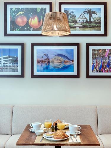 een tafel met eten en drinken op de bank bij Opera House Valencia B&B in Valencia