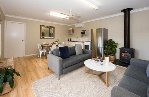 Ein Sitzbereich in der Unterkunft Peppertree Farm Mudgee