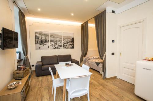Una televisión o centro de entretenimiento en Inn Aosta - La Piazza