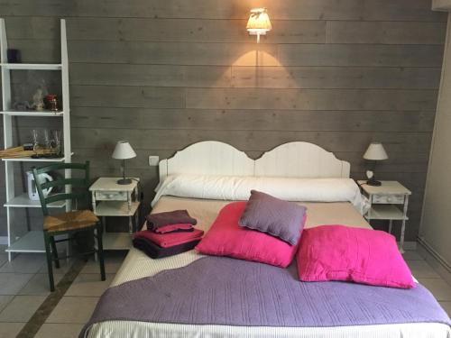 un grand lit avec deux oreillers dessus dans l'établissement Les Palettes, à Salavas