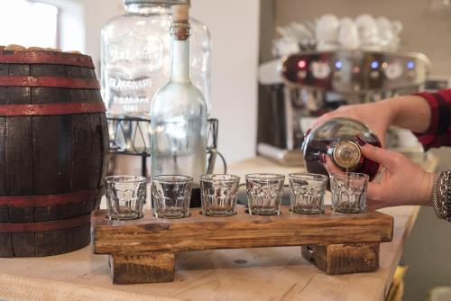 una persona che versa vino in bicchieri su un tavolo di legno di Nacchinono a Olbia