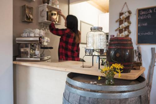 Una donna che scatta una foto in uno specchio in una caffetteria di Nacchinono a Olbia