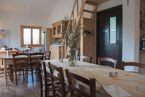 una cucina e una sala da pranzo con tavolo e sedie di Nacchinono a Olbia