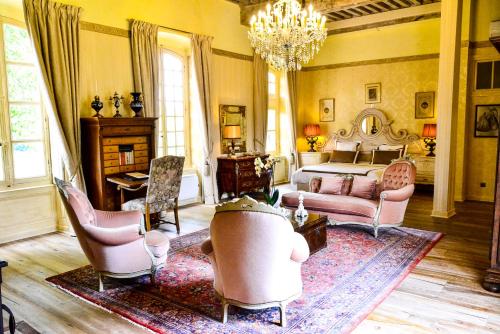 a large living room with a bed and chairs at Chateau d'Origny, Chambres d'hotes et Restaurant Gastronomique in Ouches