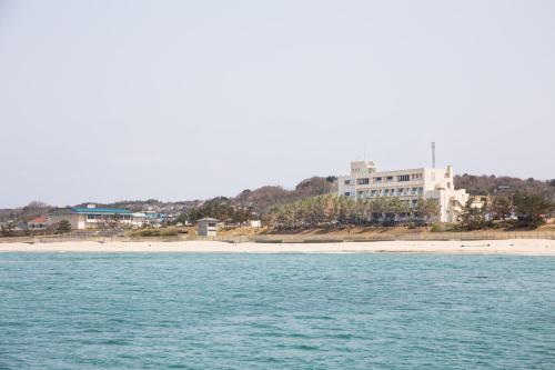 a view of a beach with a building in the background at Senjoen in Shimokō