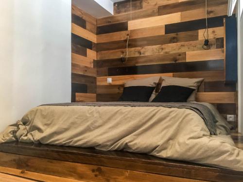 ニースにあるNicolagoの木製の壁のベッドルーム(ベッド付)