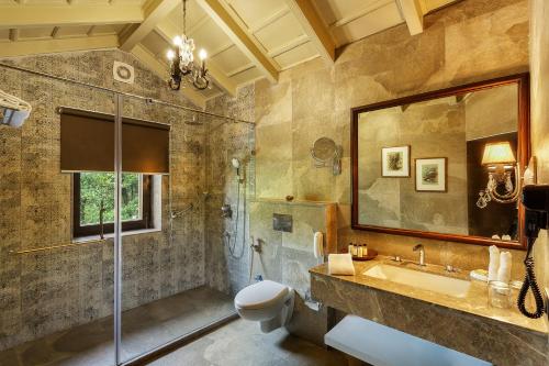 Ett badrum på The Naini Retreat, Nainital by Leisure Hotels