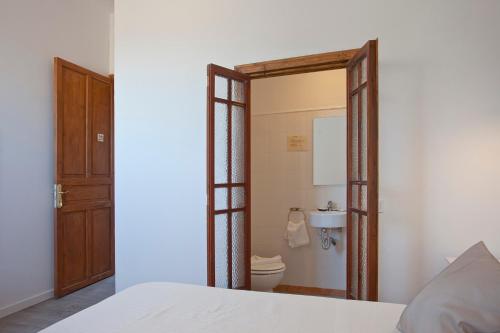 uma casa de banho com um WC e um lavatório em Can Moragues de Soller em Sóller