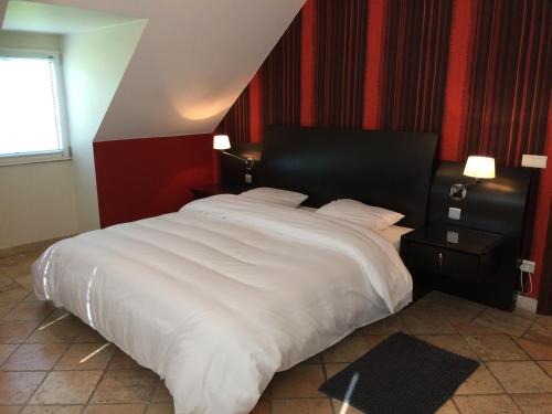 Een bed of bedden in een kamer bij Maison Jost