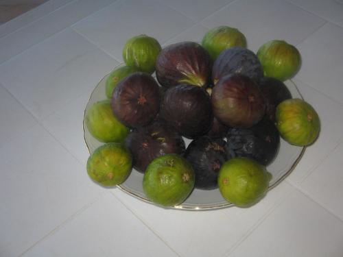 a bowl of figs and limes on a table at Agriturismo Miracco Atanasio Franco "Il Maniero" in Santa Sofia dʼEpiro