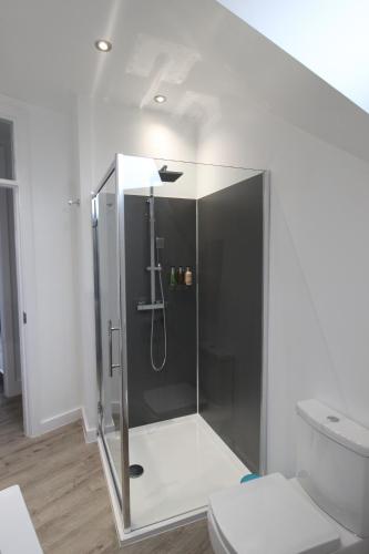 uma cabina de duche na casa de banho com WC em 2 Serviced Apartments in Childwall-South Liverpool - Each Apartment Sleeps 6 em Liverpool