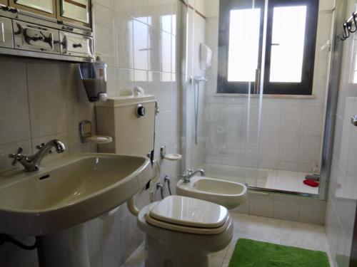 a bathroom with a sink and a toilet and a shower at Casa das Lages in Paredes de Coura