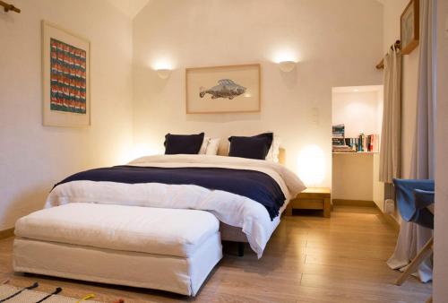 une chambre avec un grand lit dans une pièce dans l'établissement La Colline des Renards Chambres, à Locmaria-Berrien