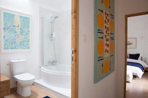 une salle de bain avec toilettes et baignoire dans l'établissement La Colline des Renards Chambres, à Locmaria-Berrien