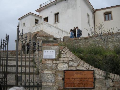 a group of people standing on top of a building at Best Western Hotel Imperiale in Nova Siri Marina