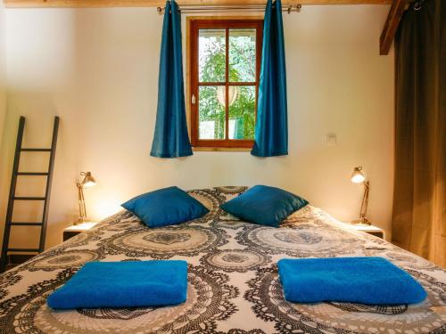 オーブテール・シュル・ドロンヌにあるSpacious villa in Aubeterre-sur-Dronne with Private Gardenのベッドルーム(青い枕の大型ベッド1台付)