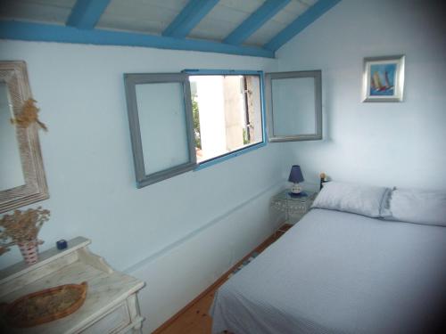 Schlafzimmer mit einem Bett und einem Fenster in der Unterkunft Girica in Ugrinići