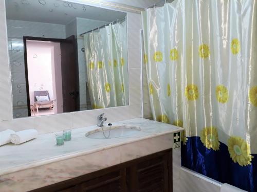 ヴィラモウラにあるAlgamar - Garagem, Ar-Condicionadoのバスルーム(シンク、大きな鏡付)