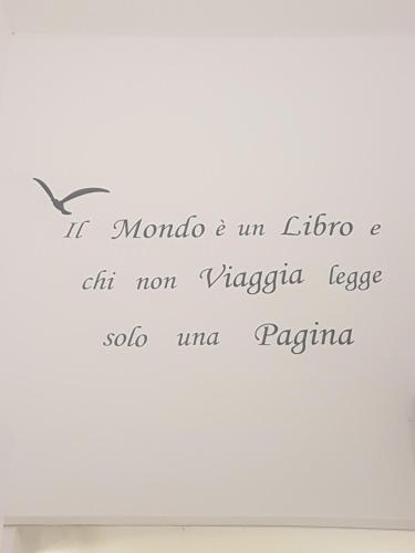a whiteboard with a bird written on it at Bed Nonnonino in Porto Cesareo