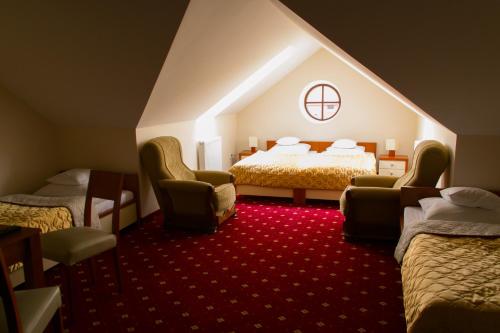 A bed or beds in a room at Dworek Opartowo