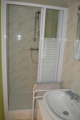 La salle de bains est pourvue d'une baignoire, d'un lavabo et d'une douche. dans l'établissement Gîte Du Côté De Chez soann, à Thairé